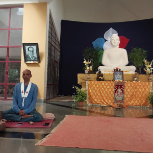 Dh Karmavajra leading meditation 