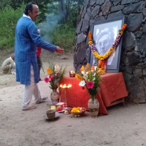 Dh Ratnasambhava making offering to shrine