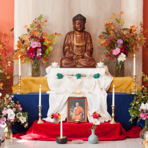 buddhabord vid en ordination på Dharmagiri 