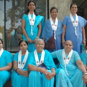 Public Preceptor Jnanasuri (bottom row, centre) with the women she privately ordained - Prashanti, Vajrajaya, Yashonanda, Jayapriya, Yashottama, Uttpala, Modini