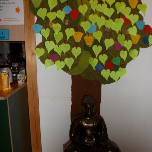 der Buddha sitzt unter dem Wünschbaum