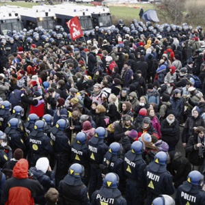 Protesters closed in by police