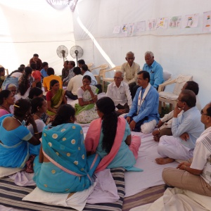 Dhammachari Buddharatna leading group discussion.